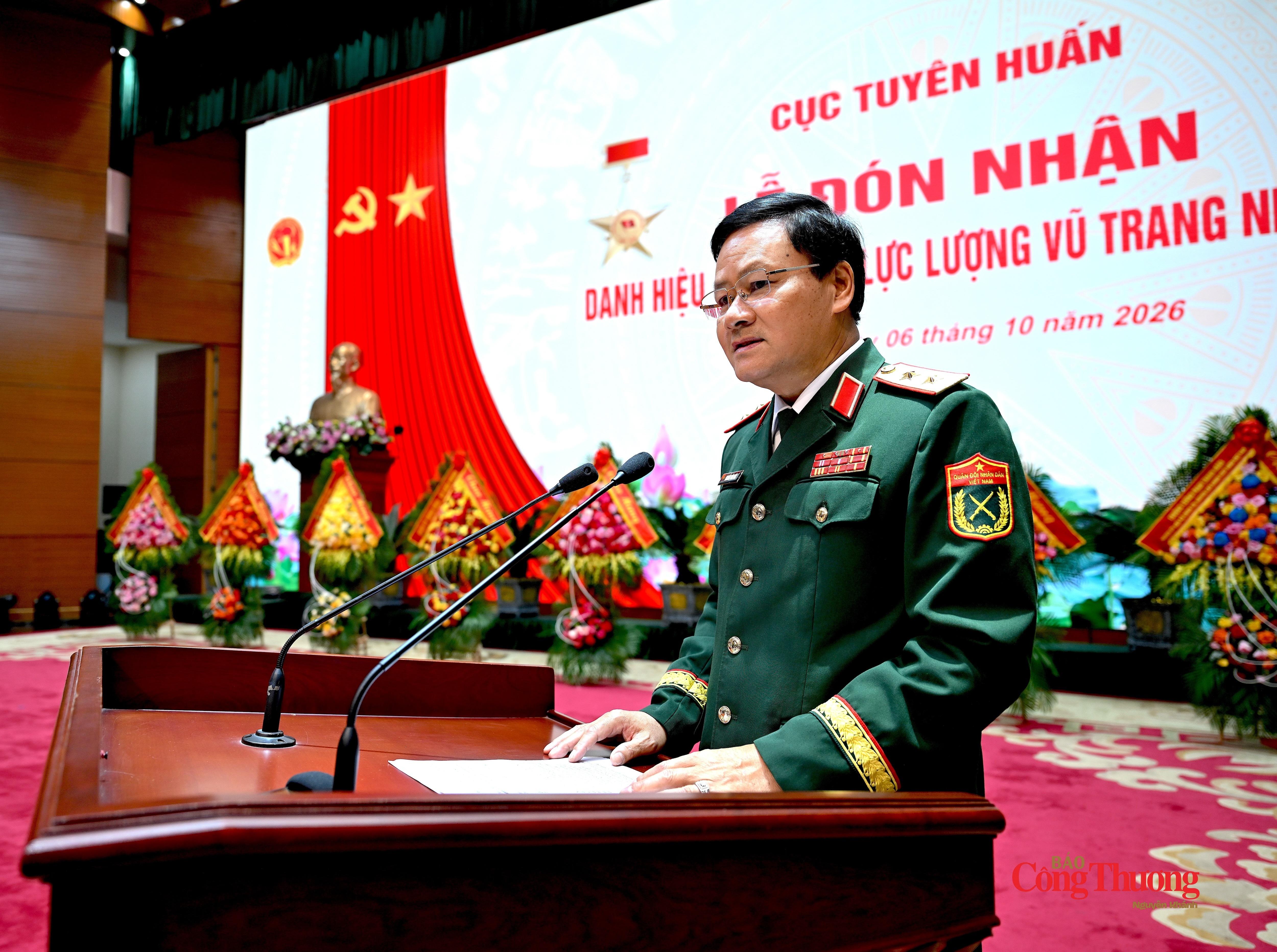 Trung tướng Nguyễn Văn Đức, Cục trưởng Cục Tuyên huấn trình bày báo cáo tại buổi lễ.