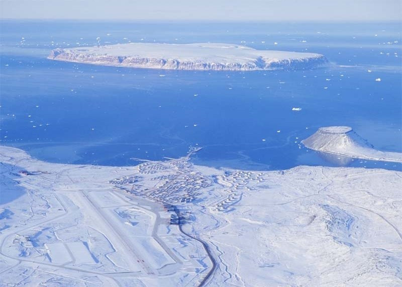 Căn cứ quân sự Pittuffik của Mỹ ở phía bắc Greenland, với đảo Saunders ở phía sau và núi Dundas ở bên phải. Ảnh: CC/Wiki