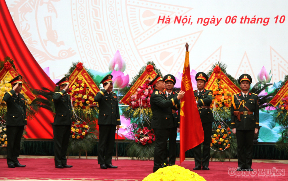 Thừa ủy quyền của Chủ tịch nước, Đại tướng Nguyễn Trọng Nghĩa trao Danh hiệu Anh hùng Lực lượng vũ trang nhân dân tặng Cục Tuyên huấn, Tổng cục Chính trị Quân đội nhân dân Việt Nam. clo_br_img-0910.jpg
