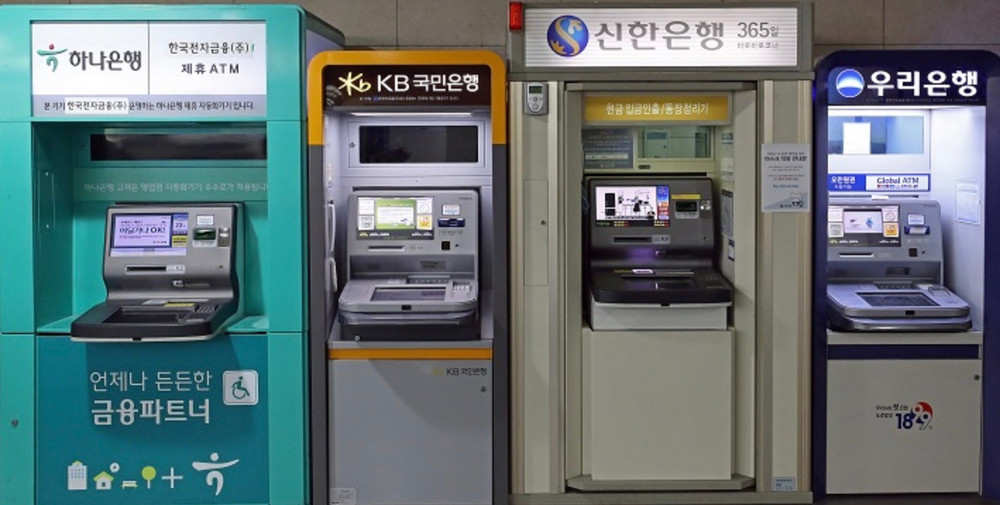Các cột ATM tại Hàn Quốc. Ảnh: koreabizwire screenshot-2026-10-06-at-100149.jpg
