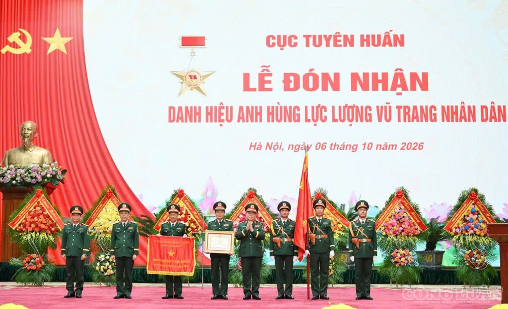 Thừa ủy quyền của Chủ tịch nước, Đại tướng Nguyễn Trọng Nghĩa trao Danh hiệu Anh hùng Lực lượng vũ trang nhân dân tặng Cục Tuyên huấn. clo_br_72.jpg