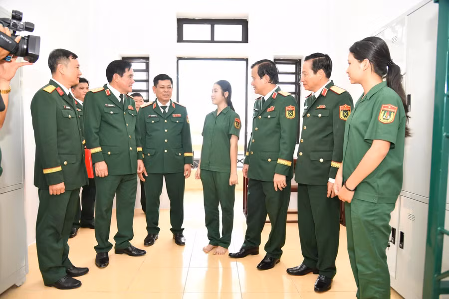 Thủ trưởng Bộ Tư lệnh Quân khu, động viên học sinh. 0-phan-hieu-2-5.jpg