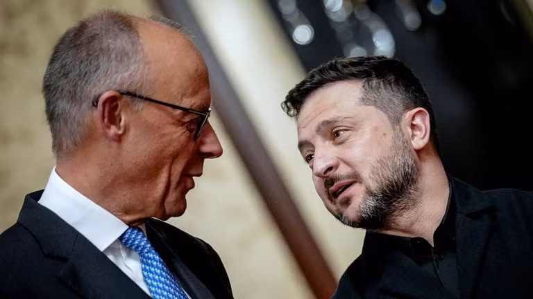 Thủ tướng Đức Friedrich Merz (trái) và Tổng thống Ukraine Vladimir Zelensky.