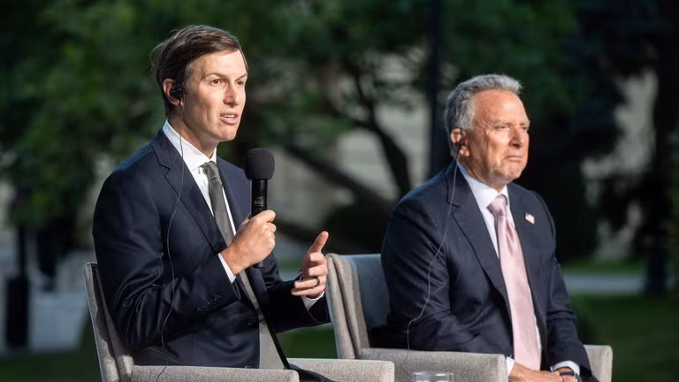 Các phái viên của Tổng thống Mỹ Donald Trump, ông Steve Witkoff (phải) và Jared Kushner.