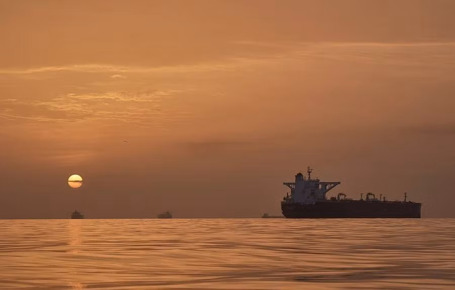 Tàu chở hàng đang di chuyển qua eo biển Hormuz.