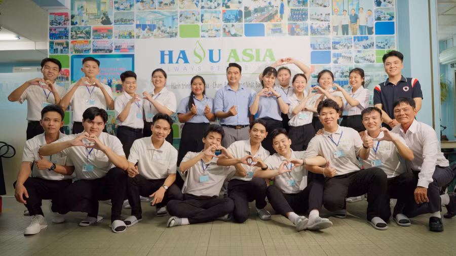 Ông Trương Nhật Tài, Phó Giám đốc Công ty TNHH Hasu Asia đánh giá, cùng các bạn học viên. 1791785530492-8872872771618928951-8872872771618928951-f73dc0bd0d00b24568989a903f299131.jpg