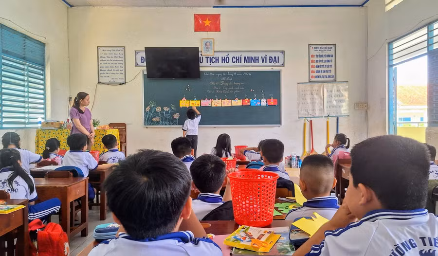 Tiết dạy Mĩ thuật của giáo viên Tiểu học ở An Giang. 1000097546.jpg