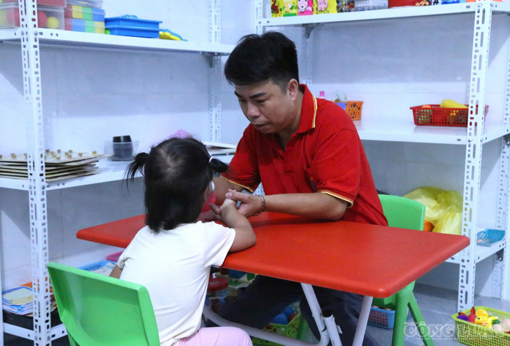 Anh xây dựng lớp chuyên biệt để hỗ trợ trẻ rối loạn phát triển và đồng hành cùng gia đình. Ảnh: Kim Long clo_br_1.jpg
