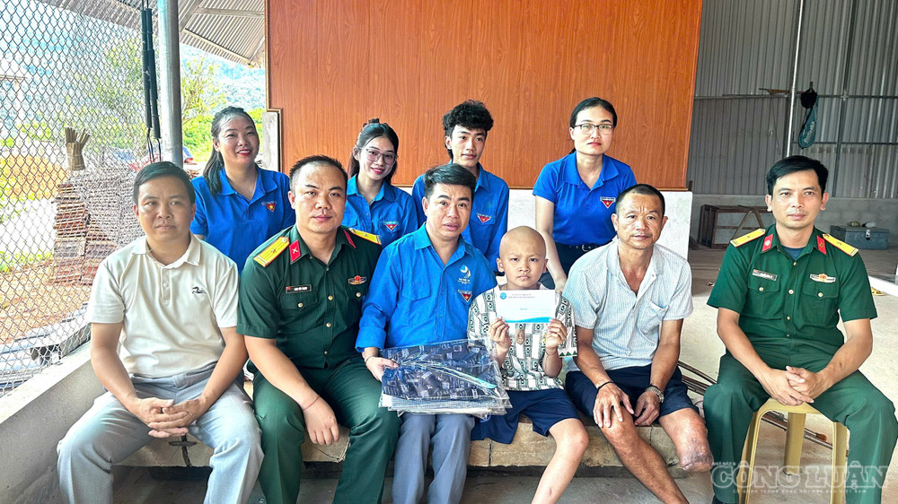 Anh Cường miệt mài làm việc thiện, giúp đỡ nhiều hoàn cảnh khó khăn, người dân tộc thiểu số. Ảnh: Kim Long clo_br_3.jpg