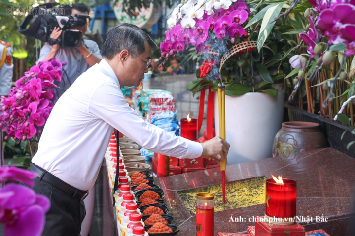 Thủ tướng Chính phủ Lê Minh Hưng dâng hương tưởng niệm Cố Tổng Bí thư Trần Phú cùng các Anh hùng liệt sĩ tại công viên Lê Thị Riêng.