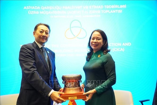 Phó Chủ tịch nước Võ Thị Ánh Xuân tặng bản sao trống đồng Đông Sơn để trưng bày tại CICA cho Tổng thư ký CICA Kairat Sarybay.