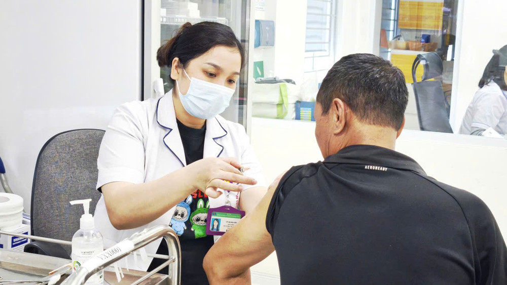 Ở giai đoạn đầu, người bệnh có thể sốt, đau đầu, đau mỏi cơ, buồn nôn hoặc nôn, dễ bị nhầm với các bệnh nhiễm virus thông thường. Khi tiến triển, bệnh có thể gây viêm màng não, nhiễm khuẩn huyết, sốc nhiễm khuẩn, rối loạn đông máu và suy đa cơ quan. Ảnh: Thanh Đặng 1792332511489-5248702671283569496-g3775075130754730988-74bb14f647ea1630cae99146d5cd8ede.jpg