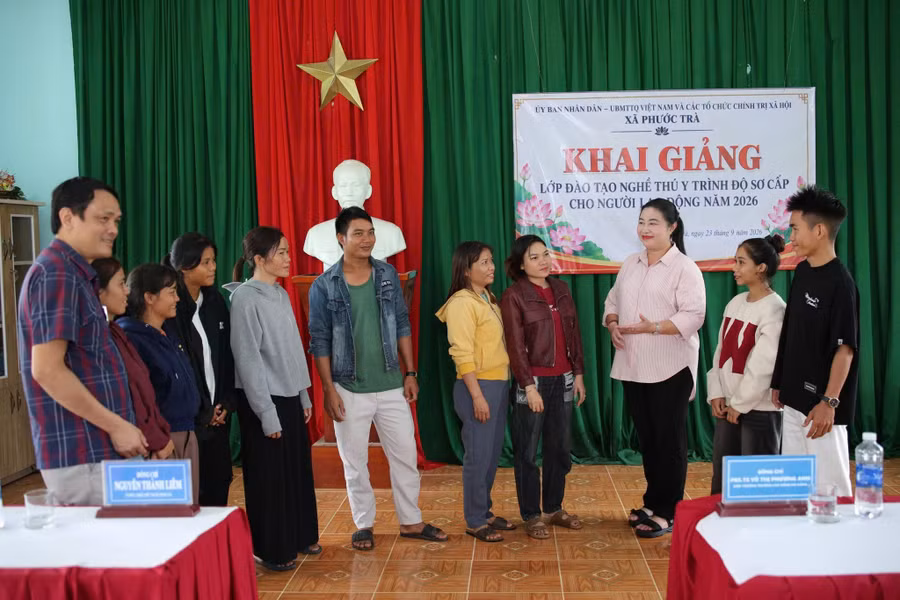 Các học viên của lớp Sơ cấp Thú y của Trường Cao đẳng Đà Nẵng tổ chức tại xã Phước Trà.