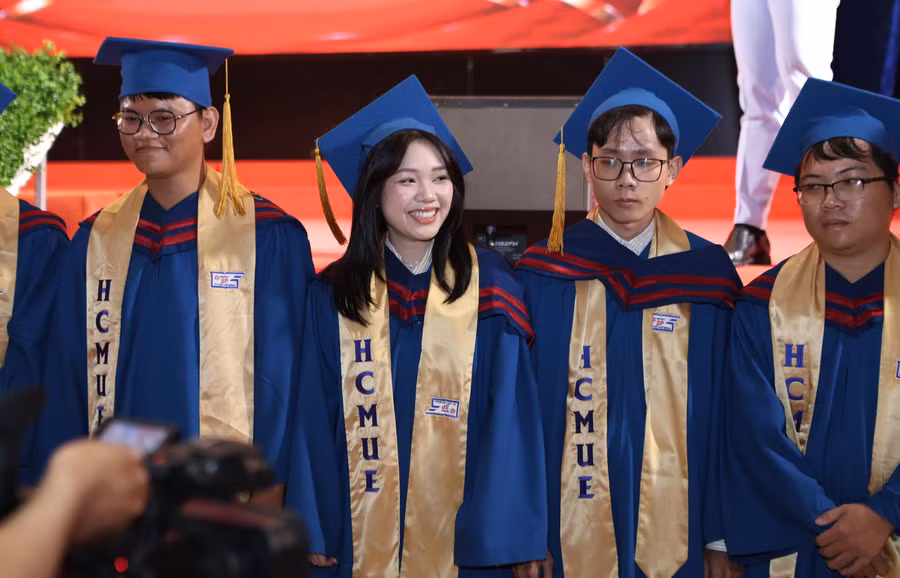 Tân cử nhân Trường Đại học Sư phạm TPHCM được trao bằng tốt nghiệp năm 2026 . Ảnh: NTCC.