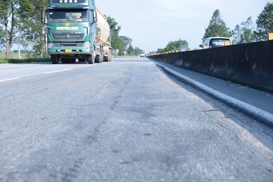 Mặc dù Cienco4 có động thái vá sửa tuy nhiên tuyến BOT qua Hà Tĩnh vẫn còn chưa bằng phẳng. 2aobor6lxoevq47tggrprkmp4bsguyt8fb5duki8.jpg