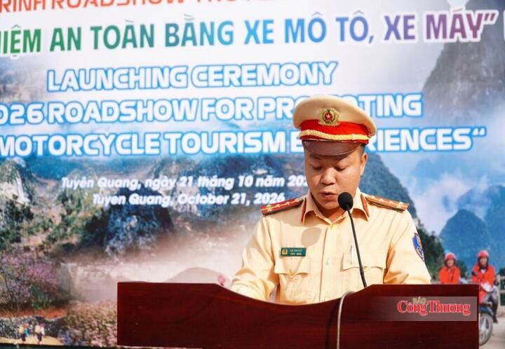 Lực lượng Cảnh sát giao thông tuyên truyền, hướng dẫn kỹ năng lái xe an toàn. Ảnh: Minh Đức