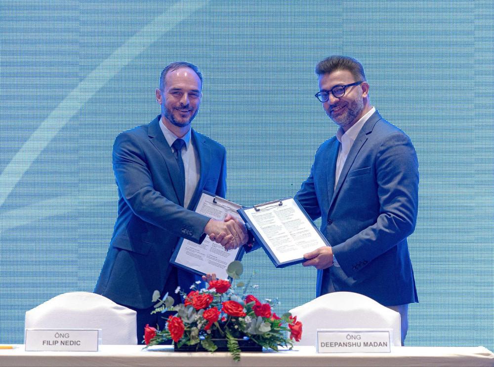 Ông Filip Nedic, Tổng Giám đốc Gedeon Richter Việt Nam (bìa trái) và ông Deepanshu Madan, Tổng Giám đốc Pharmacity (bìa phải) ký kết Biên bản ghi nhớ ngày 20/10 tại TP.HCM. Ảnh: Pharmacity