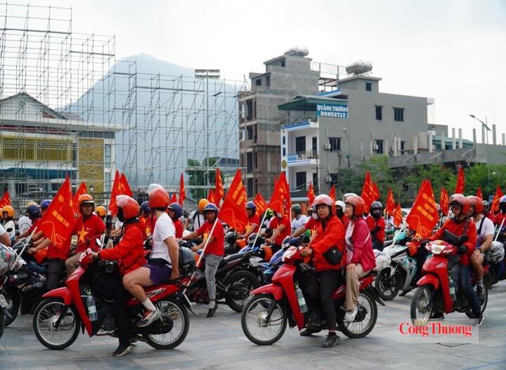 Các đoàn xe bắt đầu xuất phát hành trình từ  trung tâm xã Đồng Văn, qua đèo Mã Pì Lèng đến Làng văn hóa du lịch Pả Vi Hạ, xã Mèo Vạc. Ảnh: Minh Đức