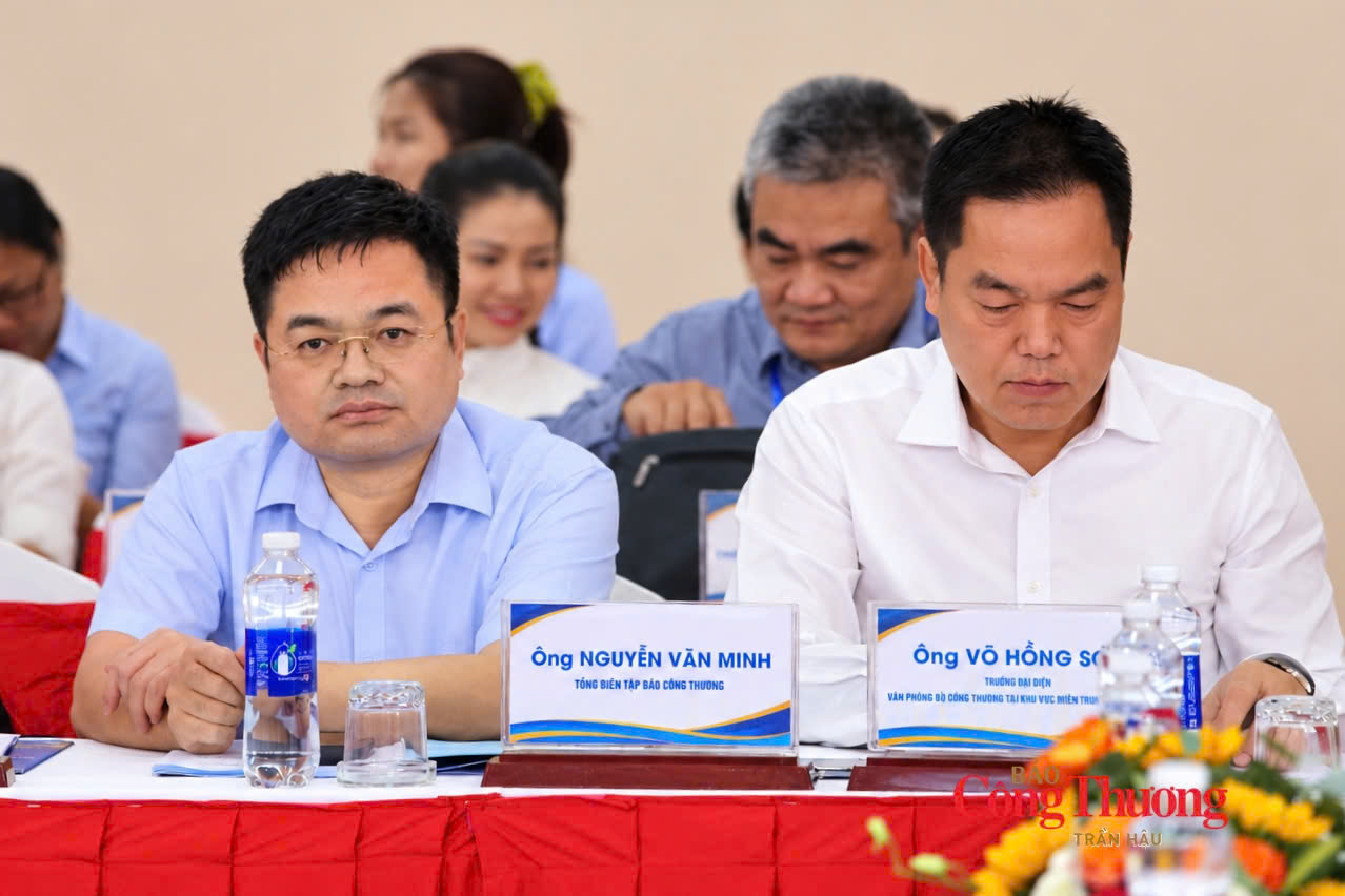 Tổng Biên tập Báo Công Thương Nguyễn Văn Minh cùng các đại biểu tham dự hội nghị.