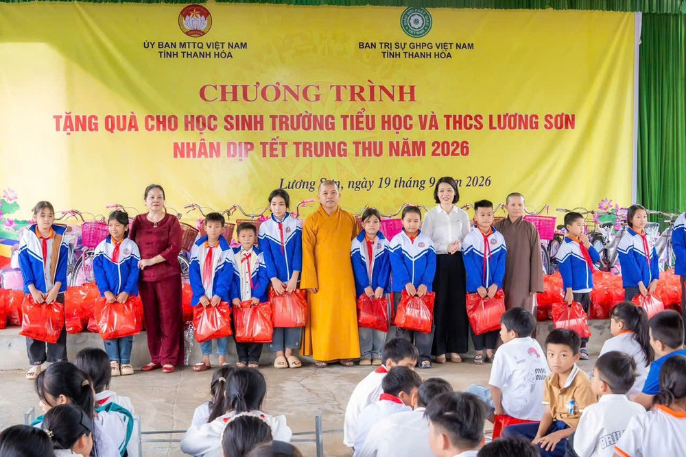 Lãnh đạo MTTQ tỉnh Thanh Hóa và Ban Trị sự Giáo hội Phật giáo Việt Nam tặng quà cho học sinh Trường Th & THCS Lương Sơn nhân dịp Tết Trung thu 2026. 1000055012.jpg
