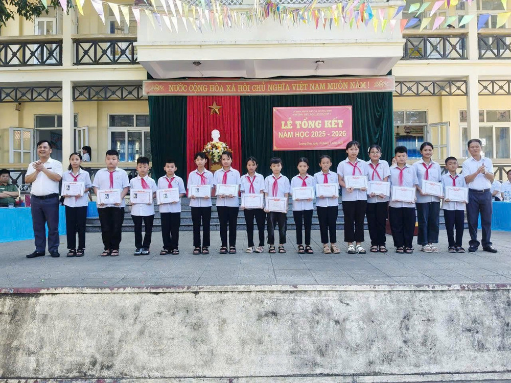 Đại diện BGH Trường Tiểu học Lương Sơn 2 (nay là Phân hiệu Tiểu học - Trường TH & THCS Lương Sơn) trao giấy khen và phần thưởng cho các em học sinh có thành tích cao trong năm học 2025 - 2026. 1000055015.jpg