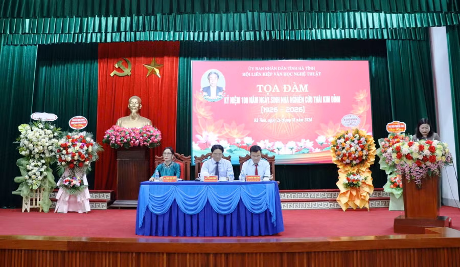 Các đại biểu chủ trì buổi tọa đàm. 1792988749880-7180245745438812269-7180245745438812269-da5b6b0725558899d5b83d10688aff91.jpg