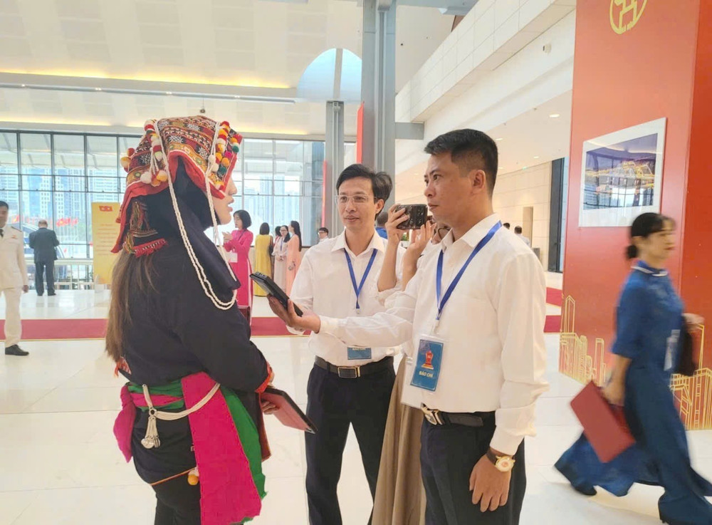 Nhà báo Vũ Quang Đán và nhà báo Nguyễn Văn Thắng trong một lần tác nghiệp. Ảnh: NVCC img-8994.jpg