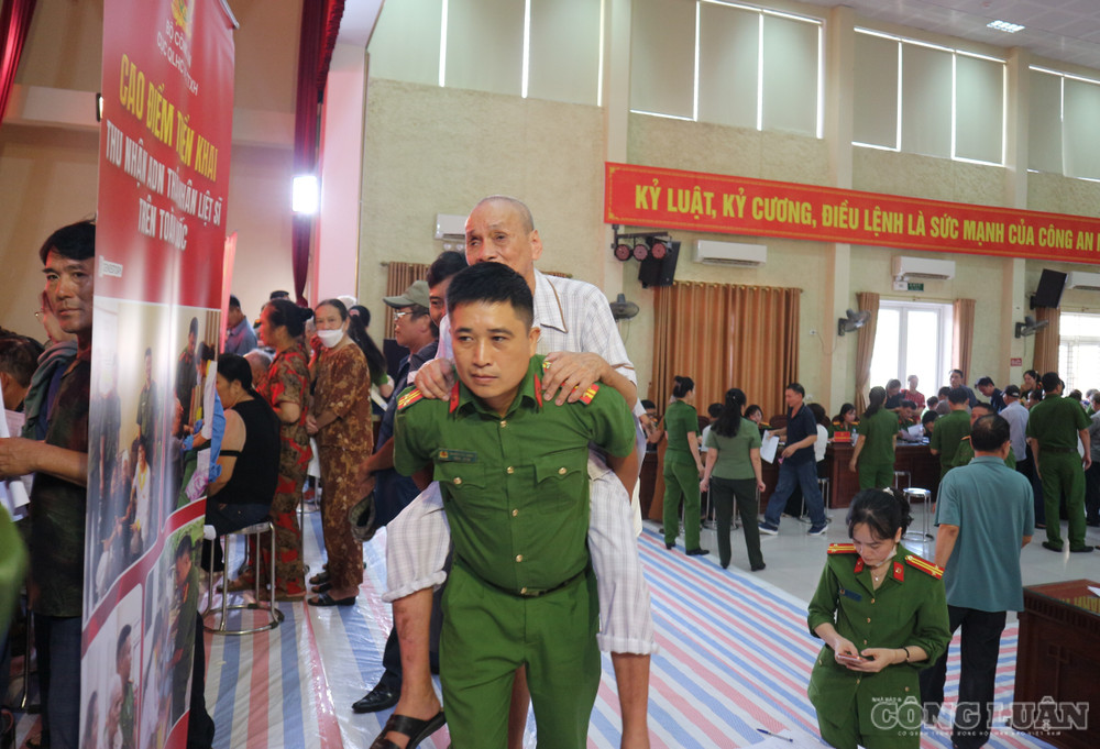 Không chỉ hỗ trợ về mặt thủ tục, cán bộ, chiến sĩ còn quan tâm đến việc di chuyển của những người sức khỏe yếu. Ảnh: Kim Long clo_br_1-3513.jpg