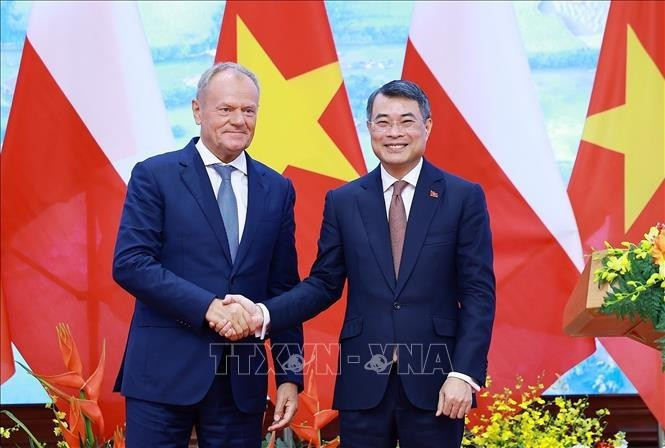 Thủ tướng Lê Minh Hưng và Thủ tướng Cộng hòa Ba Lan Donald Tusk tại cuộc gặp gỡ báo chí. Ảnh: TTXVN Thủ tướng Lê Minh Hưng và Thủ tướng Cộng hòa Ba Lan Donald Tusk tại cuộc gặp gỡ báo chí. Ảnh: TTXVN
