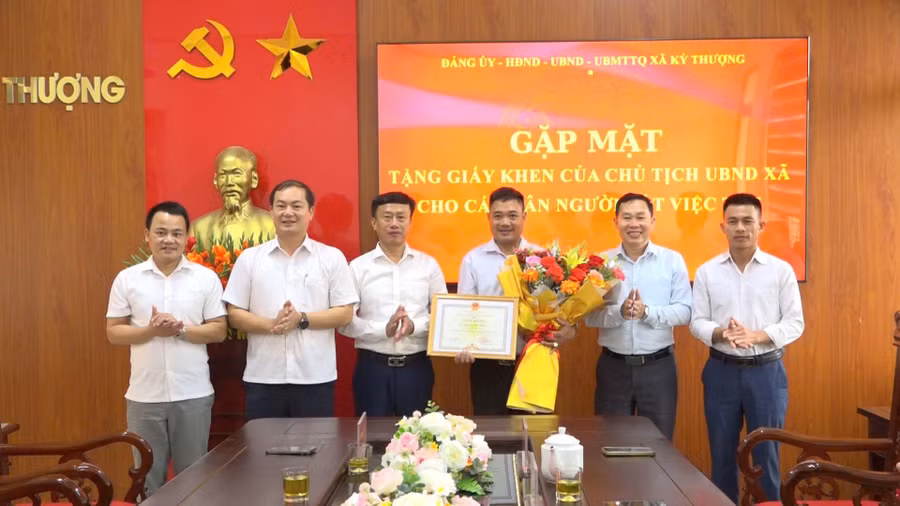 Xã Kỳ Thượng khen thưởng anh Nguyễn Hữu Phước.