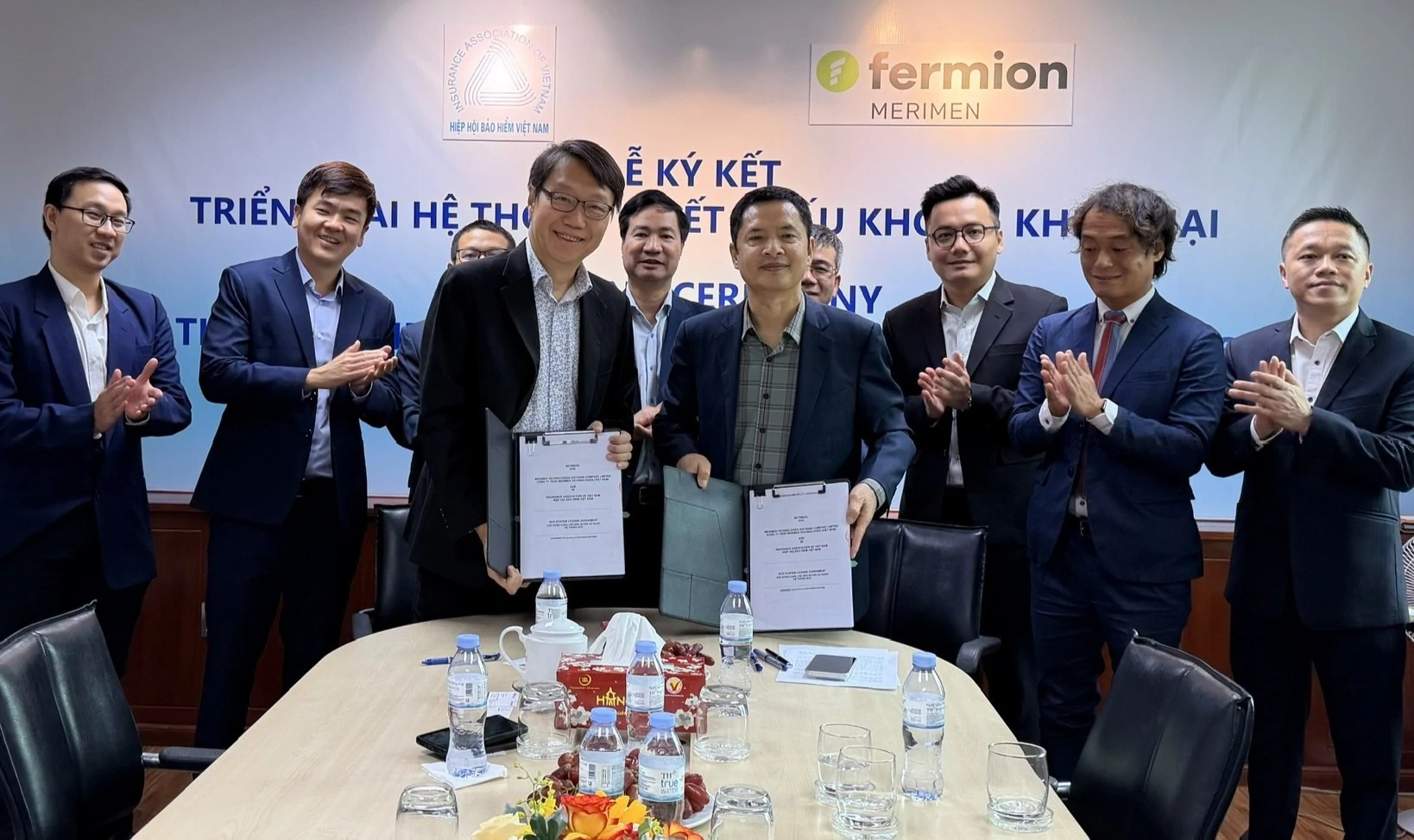 Ông Phạm Ngọc Sơn, Tổng Thư ký Hiệp hội Bảo hiểm Việt Nam, và Tổng Giám đốc Tập đoàn Merimen thực hiện nghi thức ký thỏa thuận mức độ dịch vụ (SLA) triển khai hệ thống NCD. Ảnh: Hoàng Duy Ông Phạm Ngọc Sơn, Tổng Thư ký Hiệp hội Bảo hiểm Việt Nam, và Tổng Giám đốc Tập đoàn Merimen thực hiện nghi thức ký thỏa thuận mức độ dịch vụ (SLA) triển khai hệ thống NCD. Ảnh: Hoàng Duy