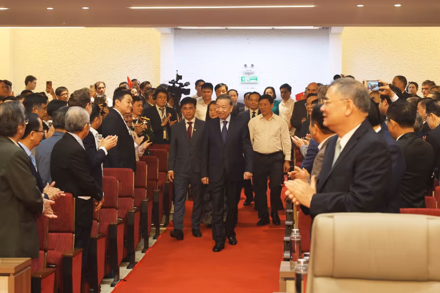 Tổng Bí thư, Chủ tịch nước Tô Lâm cùng các lãnh đạo, nguyên lãnh đạo Đảng, Nhà nước dự lễ kỷ niệm 50 năm thành lập Đại học Kinh tế TPHCM và đón nhận Huân chương Lao động hạng Nhất. Ảnh: UEH. r1n-8375-1.jpg