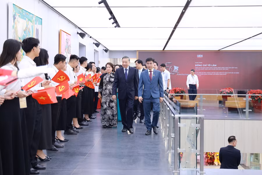 Tổng Bí thư, Chủ tịch nước Tô Lâm cùng các lãnh đạo, nguyên lãnh đạo Đảng, Nhà nước dự lễ kỷ niệm 50 năm thành lập Đại học Kinh tế TPHCM và đón nhận Huân chương Lao động hạng Nhất. Ảnh: UEH. vnp-1593-1.jpg