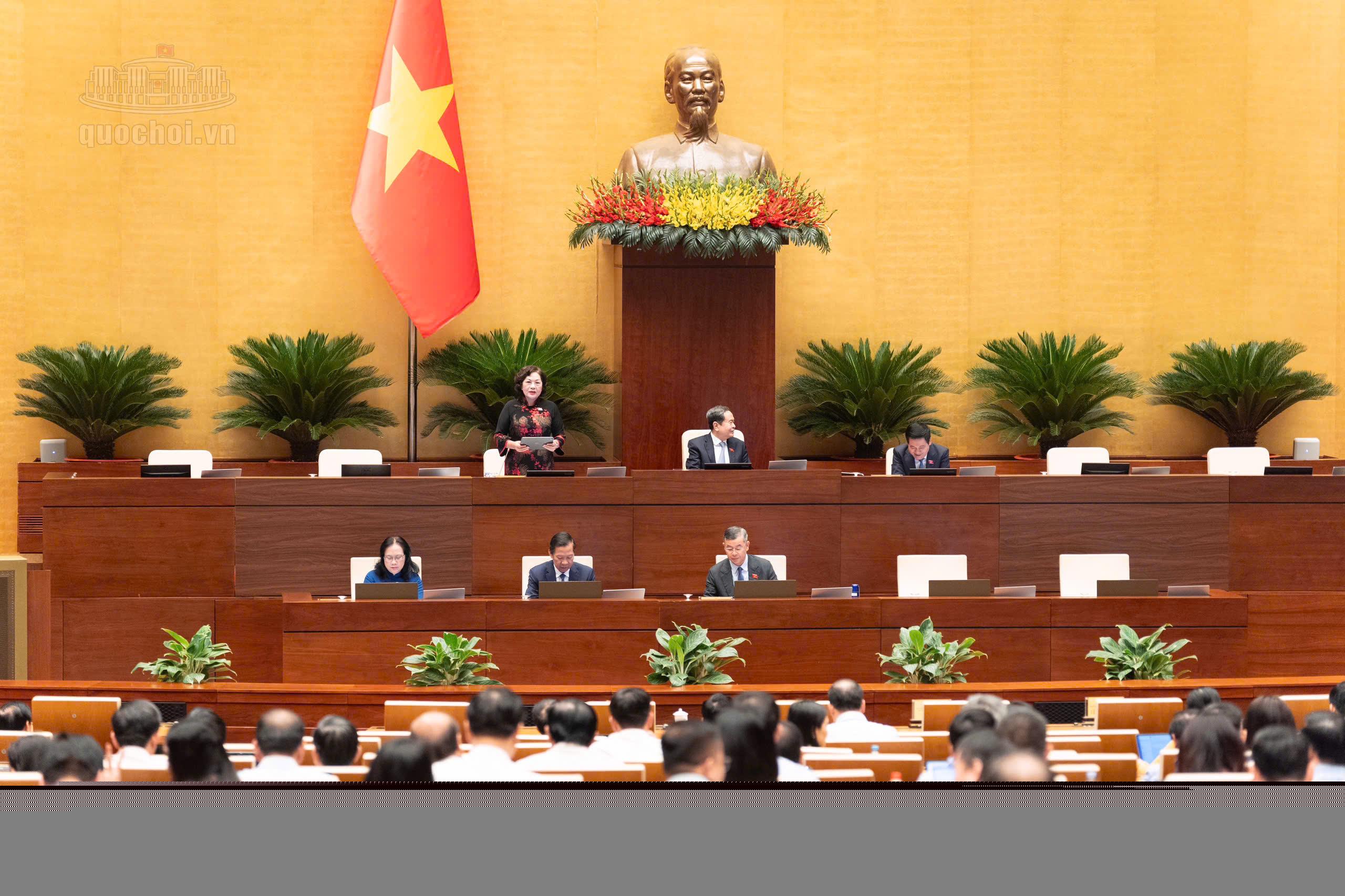 Phó Chủ tịch Quốc hội Nguyễn Thị Hồng điều hành phiên thảo luận.